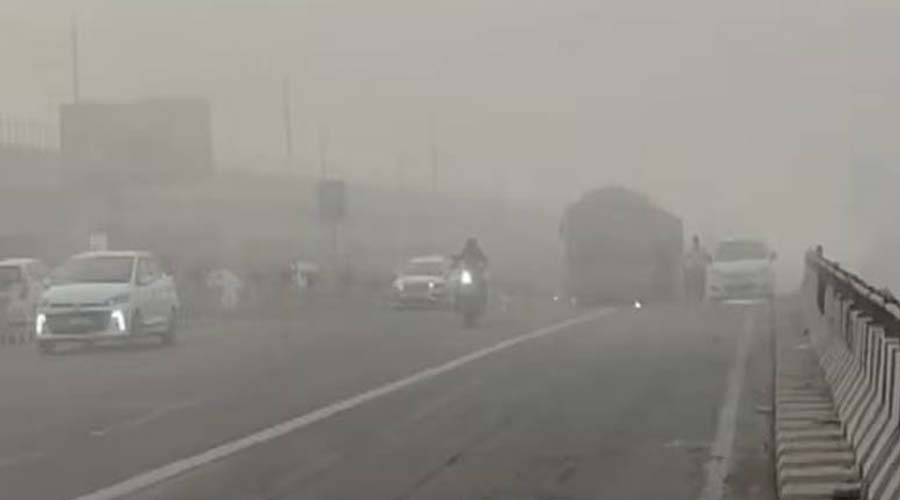 कोहरे में ड्राइविंग करने से क्यों होती है बड़ी सड़क दुर्घटनाएं? जानें ब्रेकिंग और विजिबिलिटी