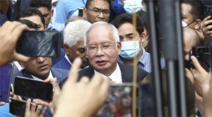 मलेशिया के पूर्व प्रधानमंत्री Najib Razak को 15 साल जेल की सजा
