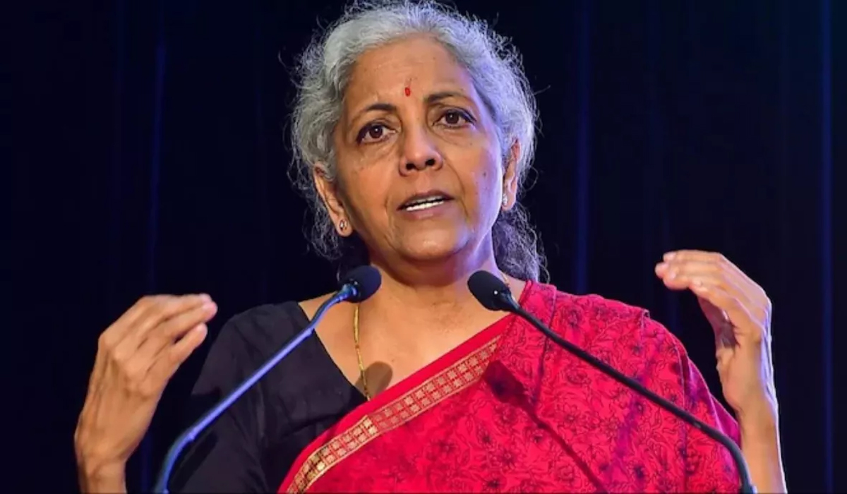 Business News: रुपये में भारी गिरावट को लेकर बोलीं वित्त मंत्री, “करेंसी अपना रास्ता खुद खोज लेगी”