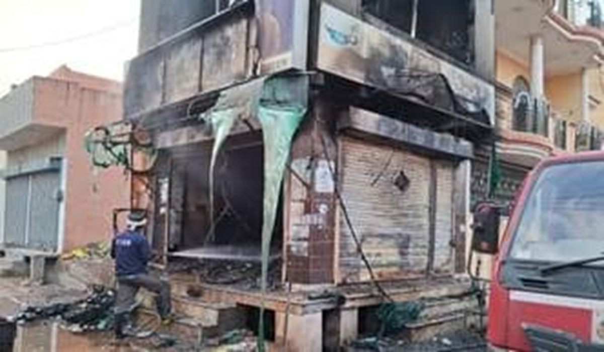 बाजार खुलने से पहले ही इलाके में हड़कंप,  दुकान में उठी भीषण आग की लपटें