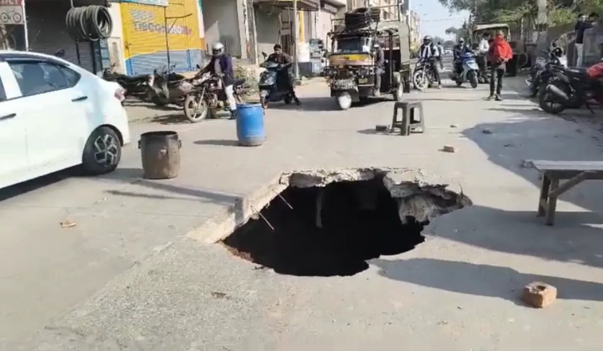 जींद में अचानक धंसी नई सड़क, ट्रक हादसे से बचा