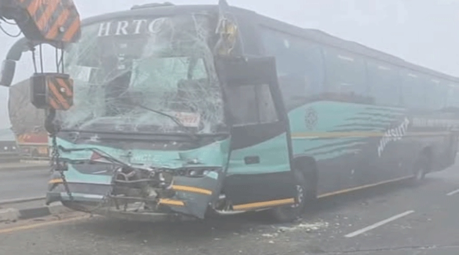 Himachal News: चंबा से दिल्ली जा रही HRTC वोल्वो बस का करनाल में Accident, धुंध के कारण ट्रक से हुई टक्कर