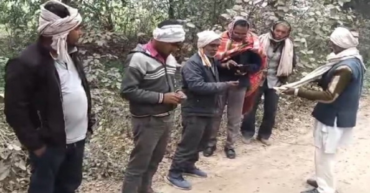 बिल न भर पाने पर बेटे का शव देने से अस्पताल ने किया इंकार, लोगों के सामने हाथ फलाने के लिए मजबूर हुआ पिता