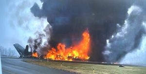Jet Crash: लैंडिंग के दौरान विमान में लगी भीषण आग, जिंदा जले 6 लोग