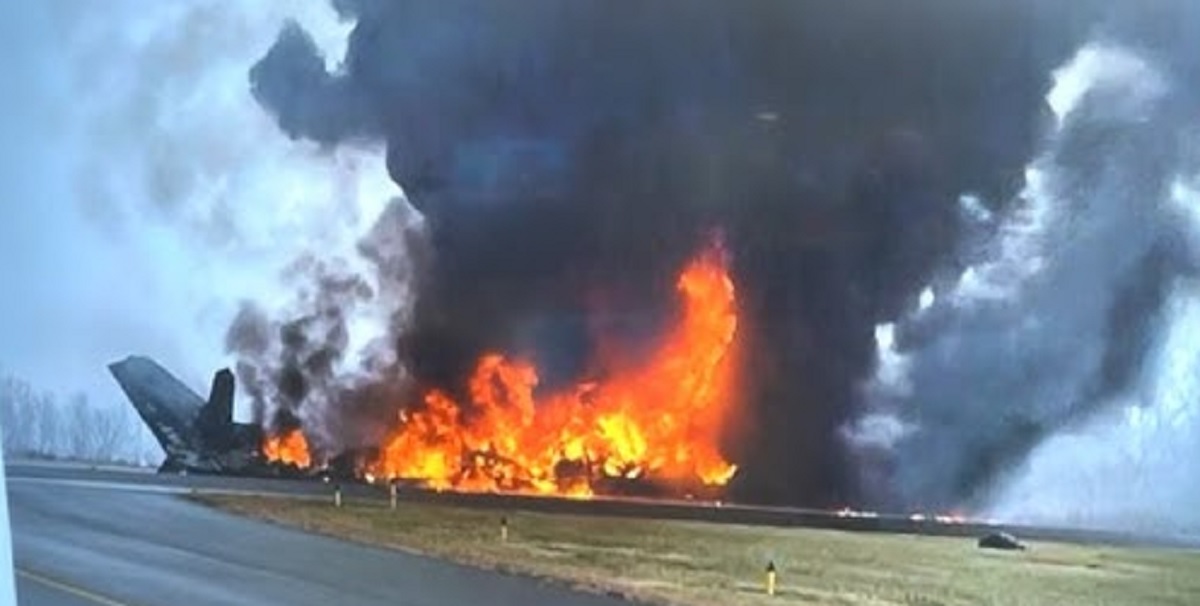 Jet Crash: लैंडिंग के दौरान विमान में लगी भीषण आग, जिंदा जले 6 लोग