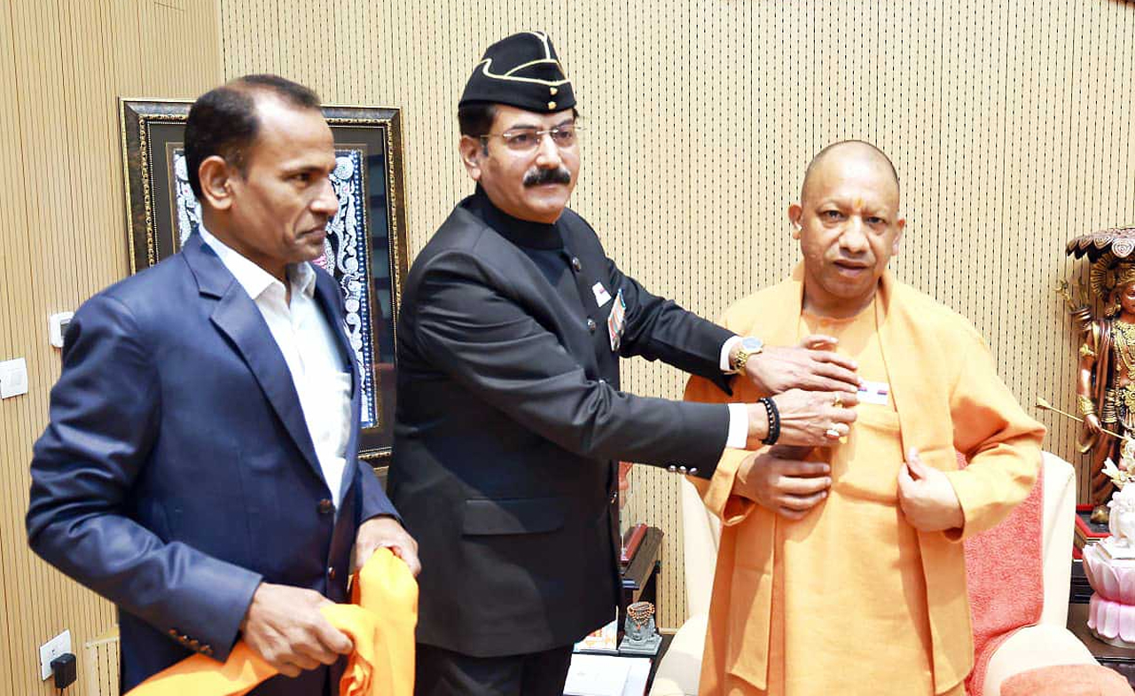 CM योगी ने सशस्त्र सेना झंडा दिवस पर फ्लैग पिन और स्मारिका का किया विमोचन