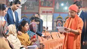 जनता दर्शनः CM YOGI ने लोगों की सुनीं समस्याएं, अधिकारियों को दिये कार्रवाई करने के निर्देश