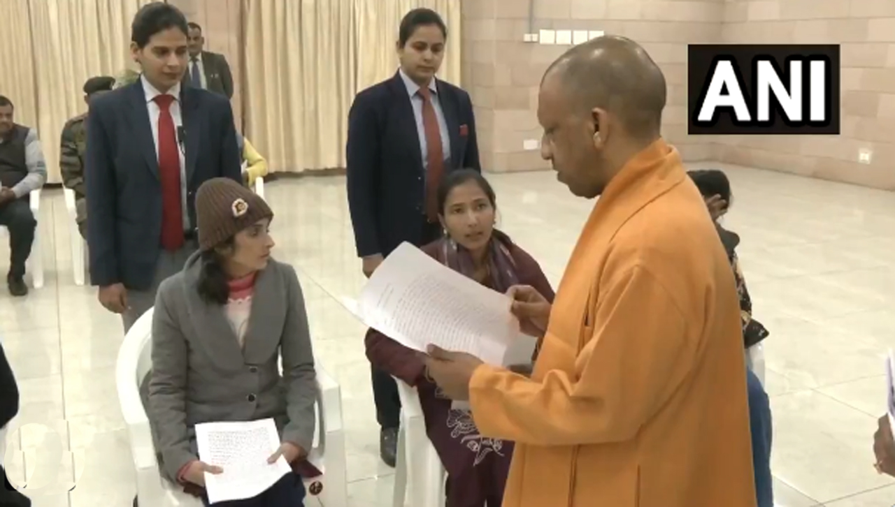 Janta Darshan : CM Yogi ने सुनीं जनता की समस्याएं, अधिकारियों को दिये कार्रवाई के निर्देश