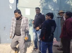 बहादुरगढ़: शिकायतों के बाद नगर परिषद की बड़ी कार्रवाई, फैक्टरी और दो निर्माण स्थलों पर ताले