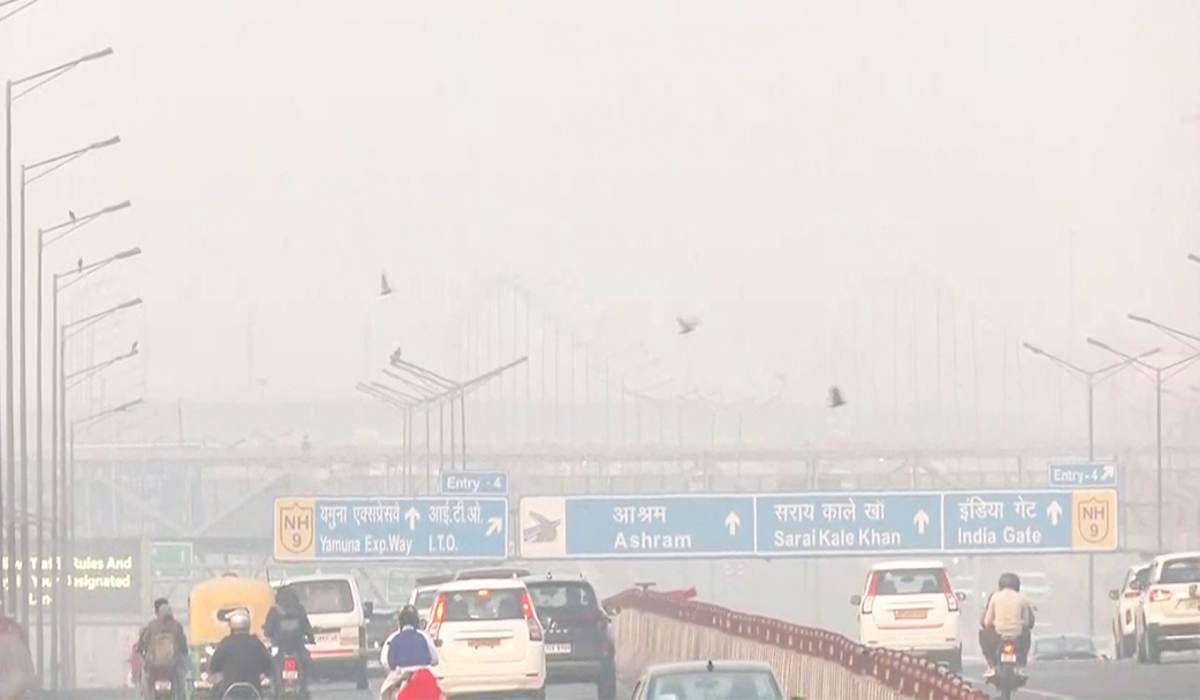 Delhi AQI Today: दिल्ली में छाई ज़हरीले स्मॉग की परत, 333 पर पहुंचा AQI