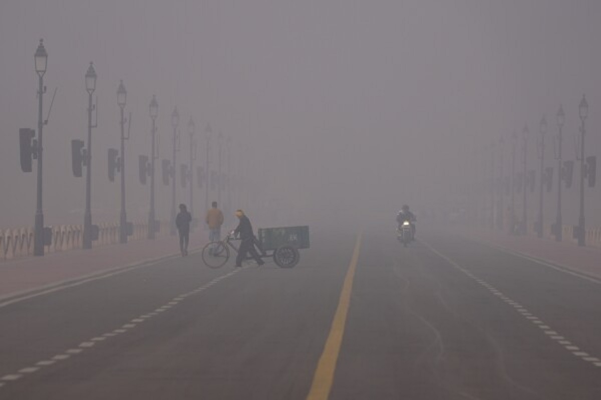 Delhi Air Pollution: धुंध और स्मॉग की गिरफ्त में राजधानी, खतरनाक स्तर पर पहुंचा प्रदूषण