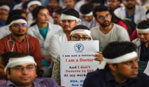 हरियाणा में डॉक्टरों की अनिश्चितकालीन हड़ताल गहरी, कई जिलों में इलाज ठप