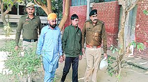 पुलिस को देख भागने लगे तो गाड़ी हुई बंद, एक करोड़ की हैरोइन सहित तीन नशा तस्कर गिरफ्तार