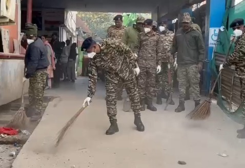 GMC उधमपुर में CRPF 137 बटालियन का स्वच्छता अभियान, मरीजों को मिले स्वच्छ माहौल के लिए बड़ा कदम