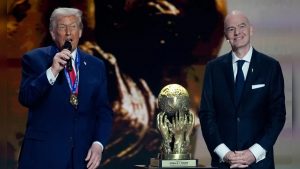 FIFA-Donald Trump : FIFA ने राष्ट्रपति ट्रंप को दिया पीस अवॉर्ड, दुनियाभर में उठने लगे सवाल, जानें वजह