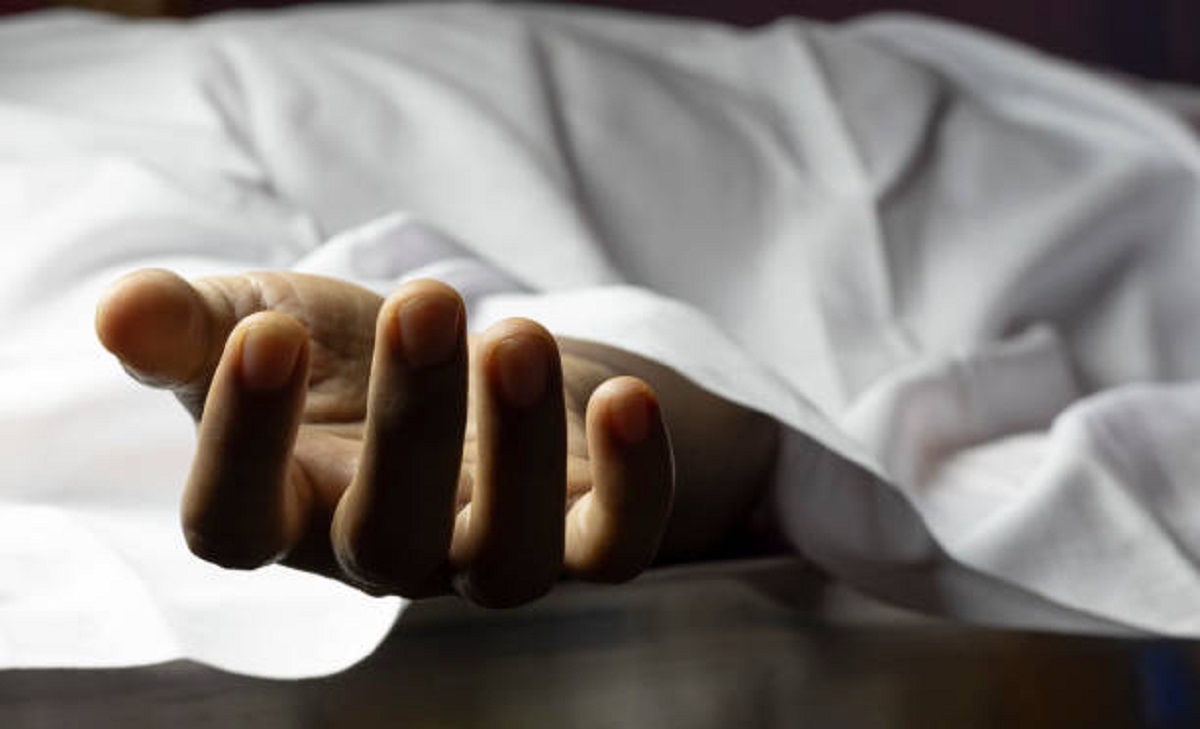 कुर्सी पर बैठा मोबाइल देख रहा था होटल का मालिक, अचानक आया हार्ट अटैक और फिर…