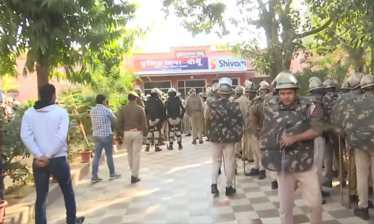 इस इलाके में मस्जिद के बाहर भड़की हिंसा, पुलिस पर पथराव, इंटरनेट सेवाएं बंद
