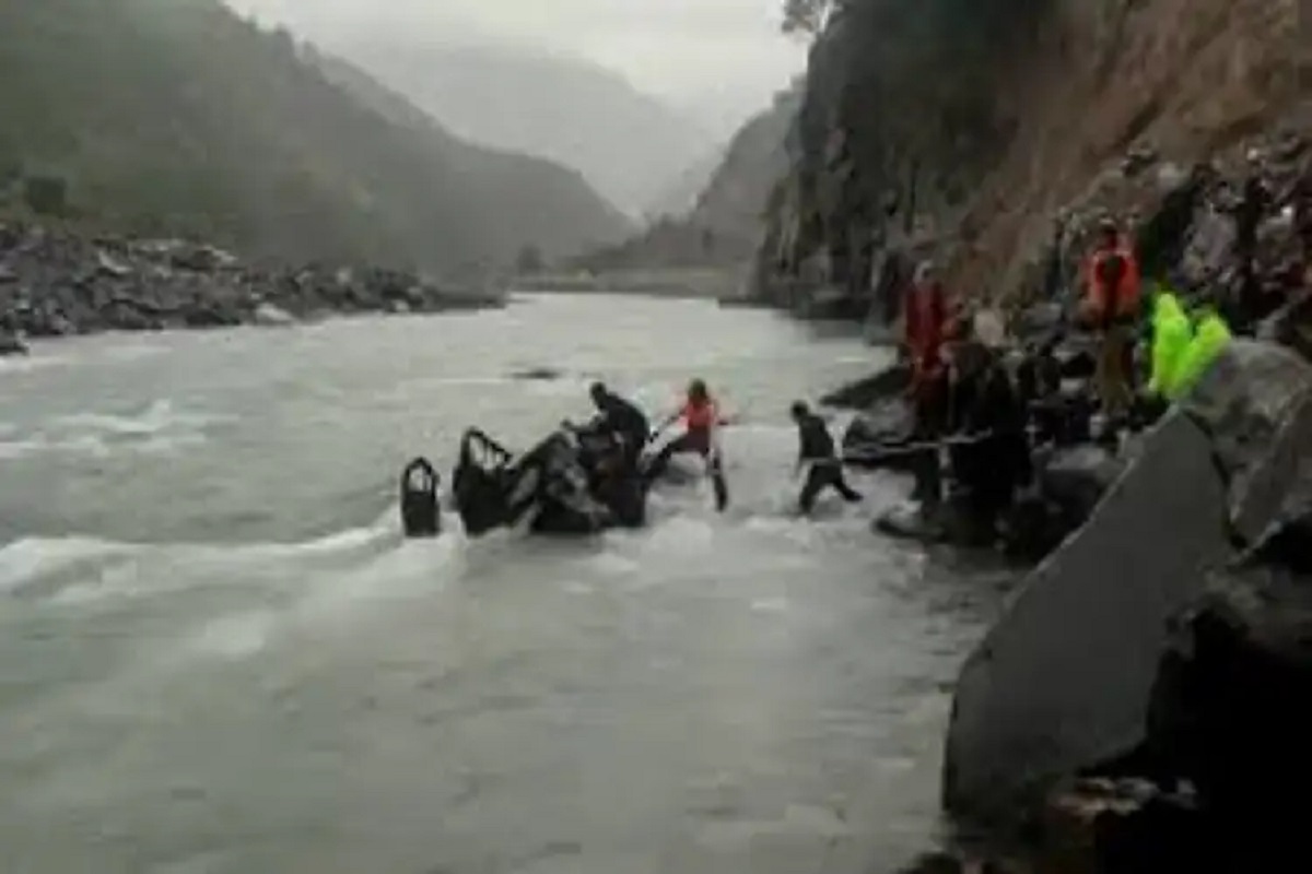 J&K: नाले में गिरी कार, 1 की मौत, 3 घायल