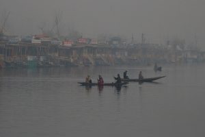 J&K: कश्मीर घाटी में कड़ाके की ठंड, तापमान जीरो डिग्री से नीचे… पर्यटक ले रहे मजा