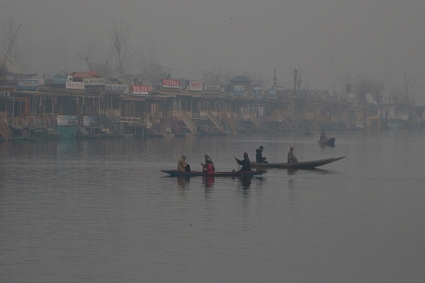 J&K: कश्मीर घाटी में कड़ाके की ठंड, तापमान जीरो डिग्री से नीचे… पर्यटक ले रहे मजा