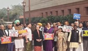 Parliament Session: SIR को लेकर विपक्ष का प्रदर्शन, खड़गे बोले- डेमोक्रेसी बचाने के लिए लड़ाई जारी
