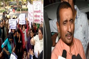 Unnao rape case: ‘हत्यारे को फांसी दो’, सेंगर को जमानत मिलने पर पीड़ित परिवार का दिल्ली HC के बाहर प्रदर्शन