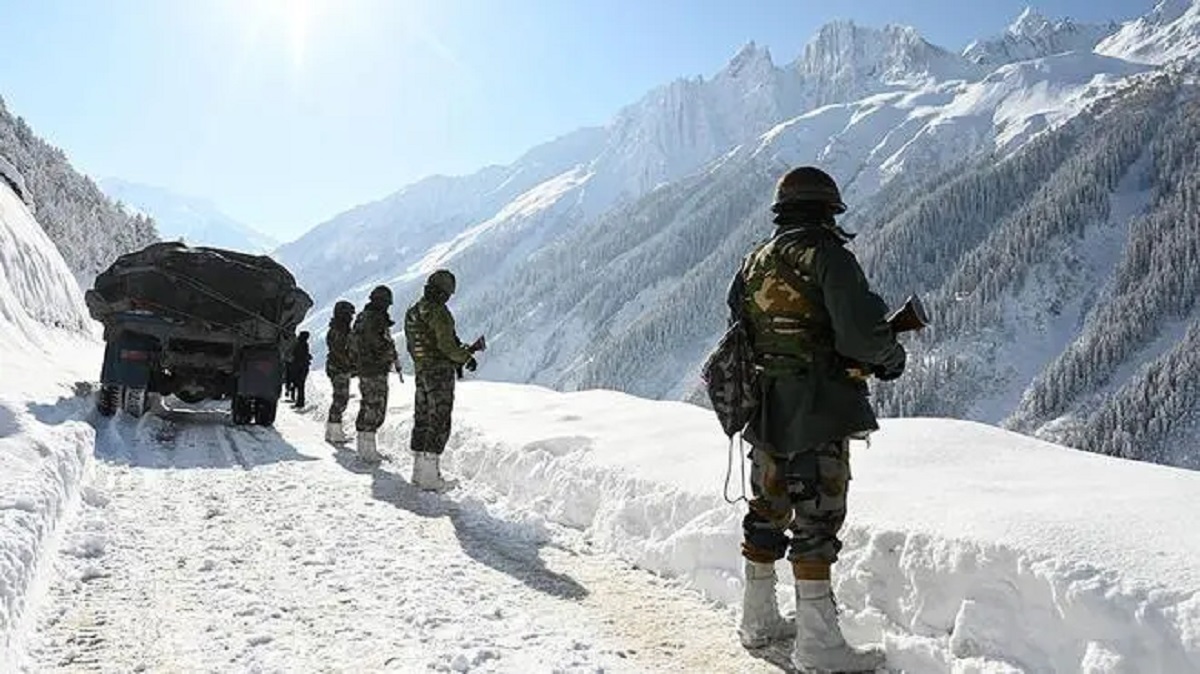 लद्दाख में शुरू हुई कड़ाके की ठंड, भारतीय सैनिकों ने खींची तैयारी