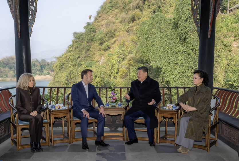 Xi Jinping ने फ्रांसीसी राष्ट्रपति के साथ छंगतु में मैत्रीपूर्ण आदान-प्रदान किया