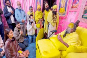 Virat Kohli पत्नी संग पहुंचे प्रेमानंद महाराज के आश्रम, अनुष्का ने कहा- हम आपके हैं महाराज जी
