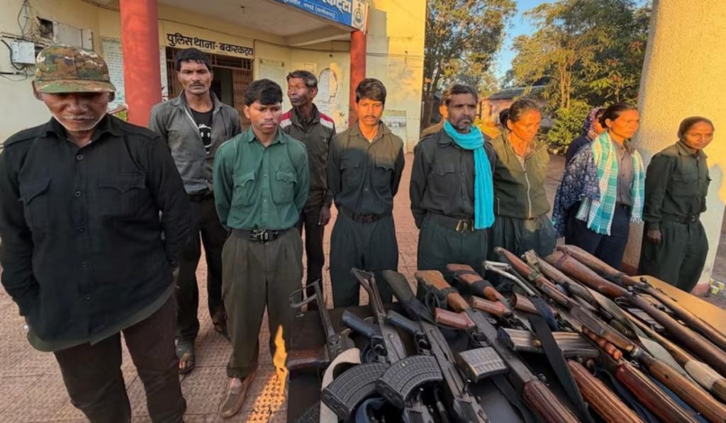 एक करोड़ के इनामी रामधेर समेत 12 माओवादियों ने किया सरेंडर