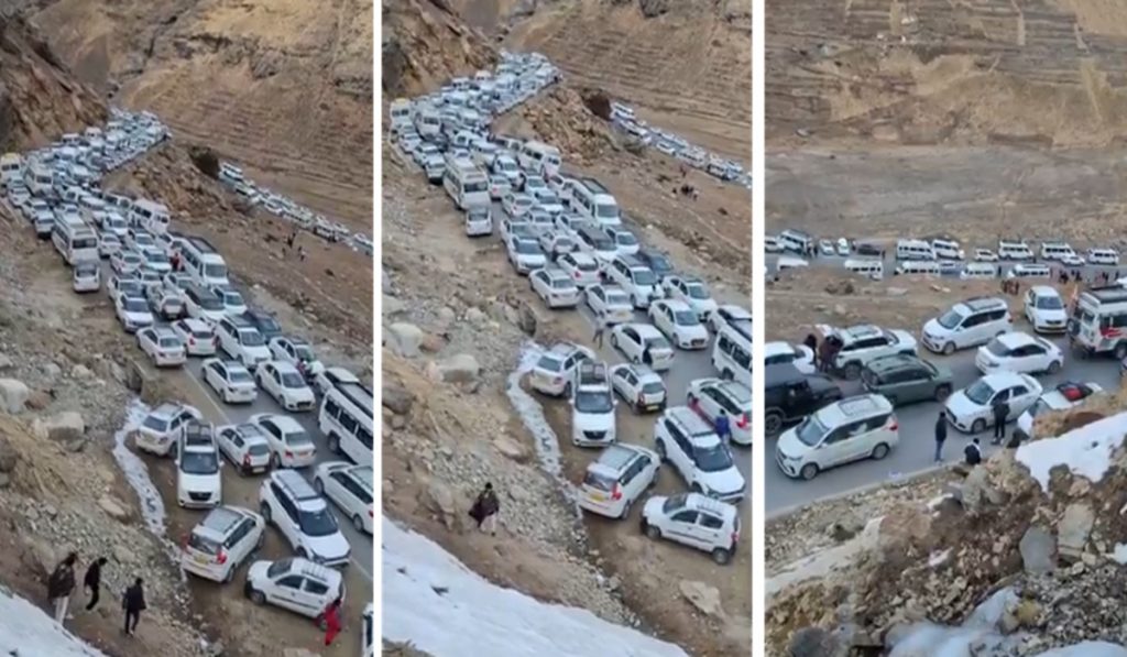 There massive traffic jam at Rohtang Pass