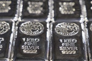 Silver Price Crash: साल के आखिरी दिन चांदी में बड़ी टूट, एक झटके में 12 हजार रुपये लुढ़की कीमत