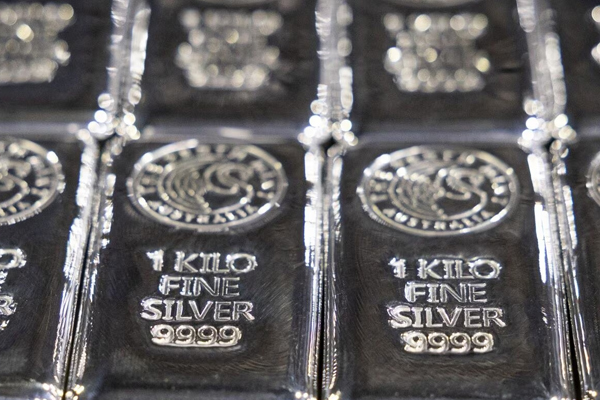 Silver Price Hike: एक दिन में 10 हजार से अधिक बढ़े चांदी के रेट, जानें क्यों हुई इतनी महंगी?