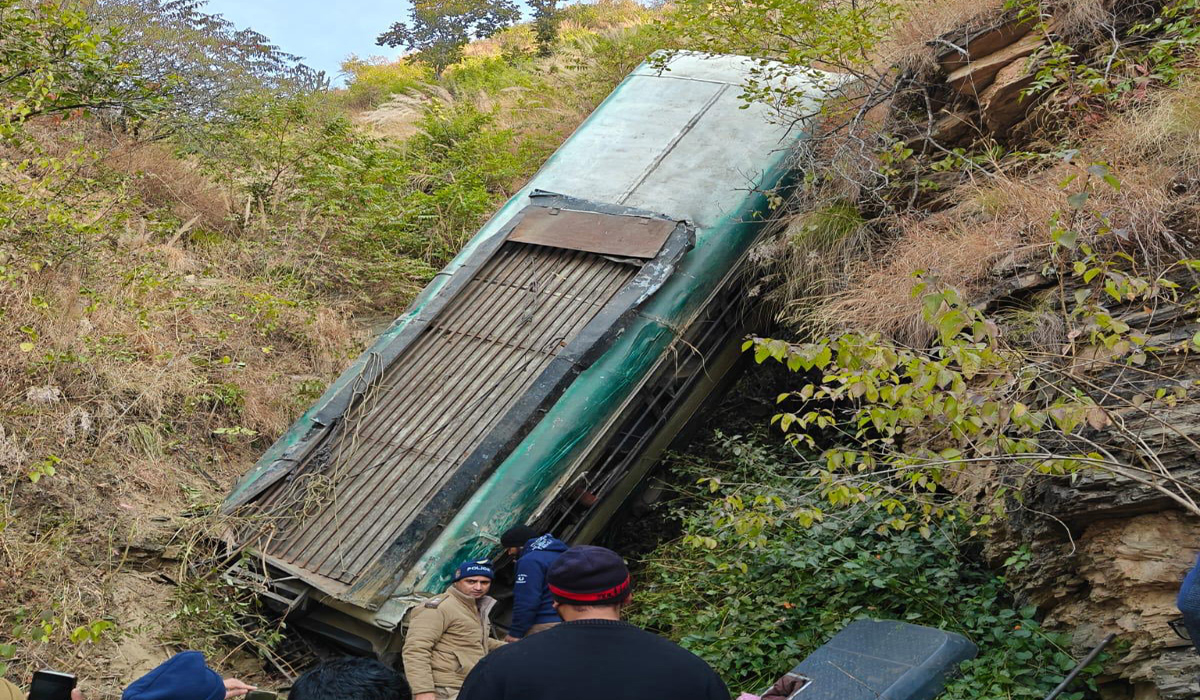 Almora Bus Accident: गहरी खाई में गिरी बस, मची चीख-पुकार, 6 लोगों की हुई दर्दनाक मौत