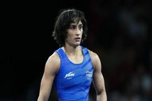 विनेश फोगाट ने किया संन्यास से वापसी का ऐलान, कहा- आग कभी खत्म नहीं होती