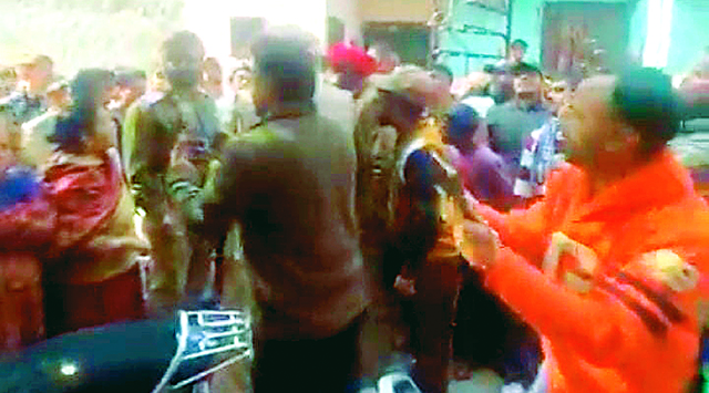 भार्गव कैंप में नशा तस्करी के आरोप-प्रत्यारोप को लेकर दो पक्षों में जमकर चले ईंट-पत्थर