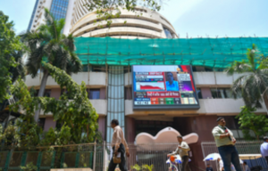 Business: सेंसेक्स-निफ्टी में हल्की गिरावट, मिडकैप शेयरों ने दिखाई तेजी