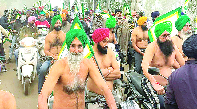 ठंड में किसानों ने अर्धनग्न होकर विरोध मार्च निकाला