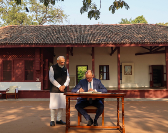 साबरमती: पीएम मोदी ने जर्मन चांसलर को गांधी की विरासत दिखाई
