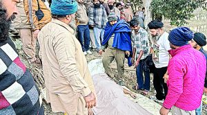 बेल्ट से गला घोंटकर पत्नी की हत्या करने के बाद पति ने तालाब में कूदकर दी जान