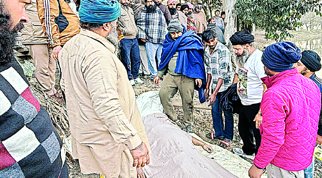 बेल्ट से गला घोंटकर पत्नी की हत्या करने के बाद पति ने तालाब में कूदकर दी जान