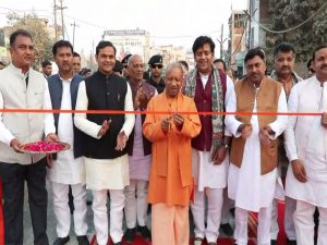 CM योगी ने गोरखपुर में रेलवे ओवरब्रिज और फ्लाईओवर का किया उद्घाटन; कहा राज्य के लिए यह “नया तोहफा”