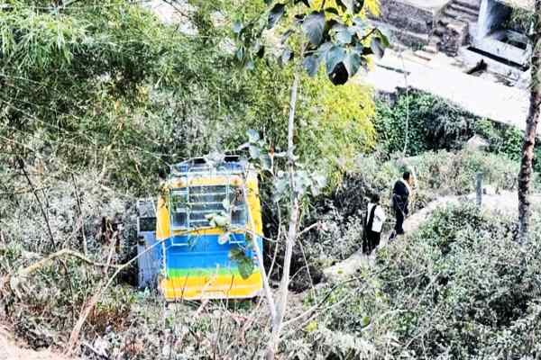 Himachal Accident: चंबा में बड़ा हादसा, खाई में गिरी निजी बस, यात्री घायल