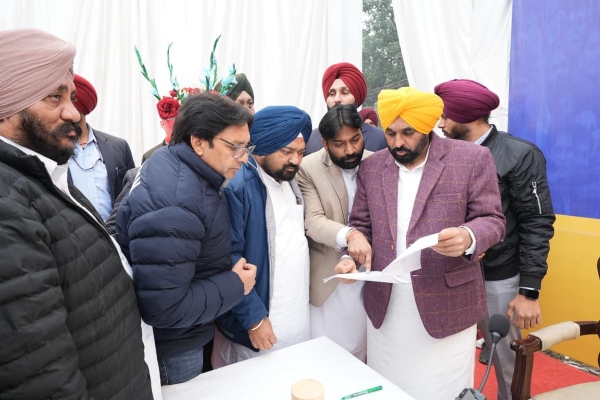 कड़ाके की ठंड के बावजूद CM मान ने जालंधर में की लोक मिलनी, बोले- लोक मिलनियां पंजाब के विकास…