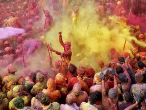 Holi 2026: वसंत पंचमी से ब्रज में शुरू होगी 40 दिन की होली, श्रृंगार आरती से पहले ठाकुर जी गालों पर लगेगा गुलाल