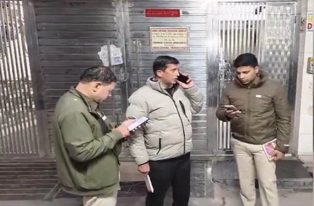 दिल्ली के लक्ष्मी नगर में ट्रिपल मर्डर, 25 साल के युवक ने ऐसे उजाड़ दिया अपना पूरा परिवार, दहला देगी कहानी