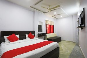होटल में हाई वोल्टेज ड्रामा: पत्नी को प्रेमी संग पकड़ने पहुंचा पति, पुलिस आई तो बेड के…