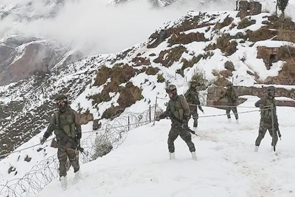 जम्मू-कश्मीरः बर्फबारी की आड़ में घुसपैठ कर सकते हैं आतंकी, LoC पर सेना हाई अलर्ट