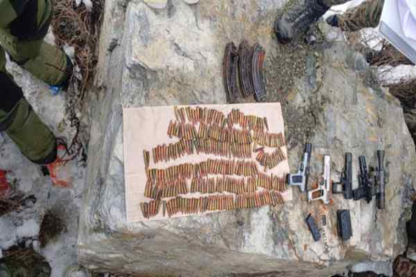 J&K: कुपवाड़ा में आतंकी साजिश नाकाम, सुरक्षाबलों ने हथियारों और गोला-बारूद का जखीरा किया बरामद