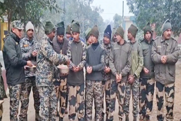 जम्मू-कश्मीरः सांबा सेक्टर में बीएसएफ के जवानों ने ग्रामीणों के साथ मनाई लोहड़ी